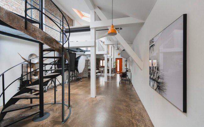 Lichtdurchflutetes Fotostudio mit Industriecharme in Köln-Ehrenfeld für Businessfotografie und Personal Branding Shootings.