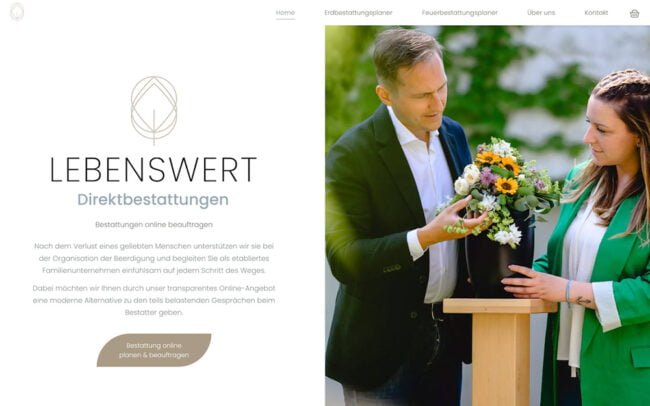 Zwei Personen bei einer persönlichen Übergabe eines Blumenkranzes im Bestattungskontext als visuelles Element für branchenbezogenes Webdesign.